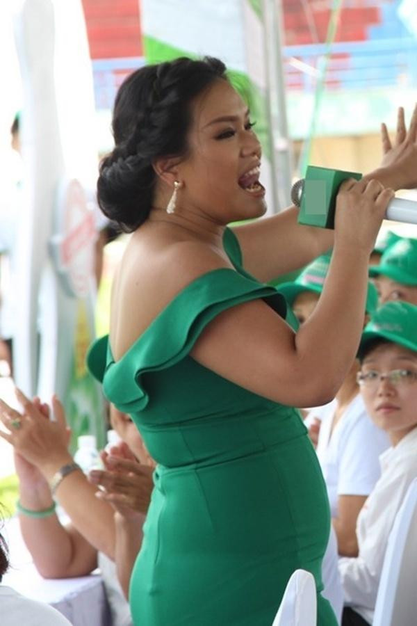 Phương Vy xuống sắc thảm hại sau sinh. Hình ảnh này đã khiến nữ ca sĩ phải đối mặt với ánh mắt chê bai của khán giả một thời gian dài. 