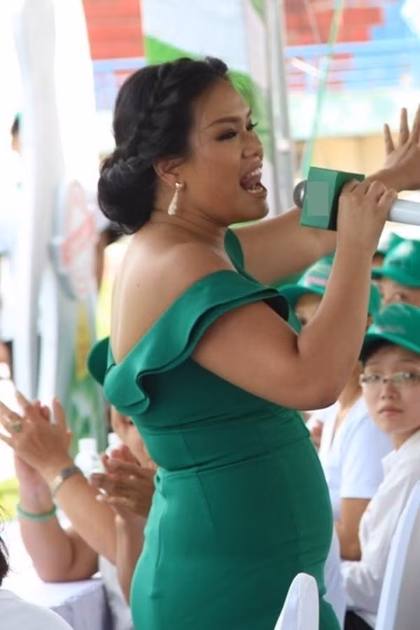 Phương Vy xuống sắc thảm hại sau sinh. Hình ảnh này đã khiến nữ ca sĩ phải đối mặt với ánh mắt chê bai của khán giả một thời gian dài. 