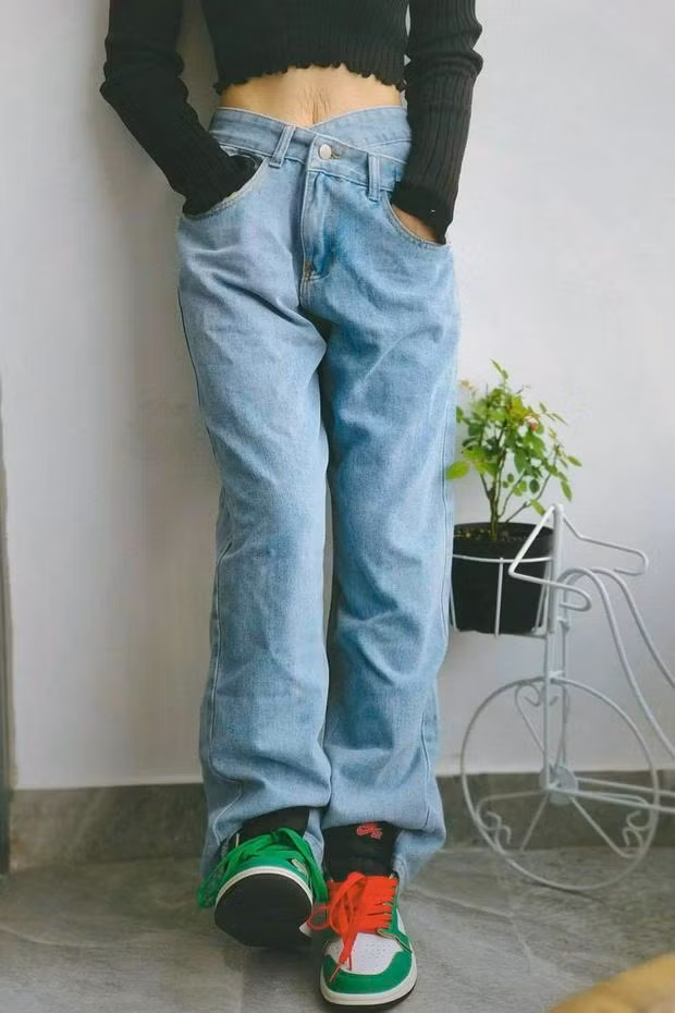 Có thể thấy, vòng eo của nữ ca sĩ Hòa Minzy đã không còn đẹp như trước kia mà xuất hiện rất nhiều vết nứt da do cơ địa thay đổi trong lúc mang bầu. Hòa Minzy thổ lộ: "Mẹ hạnh phúc khi có Bo, mẹ hạnh phúc luôn với những vết rạn chằng chịt đầy bụng. Tự tin lên nào các mẹ bỉm".