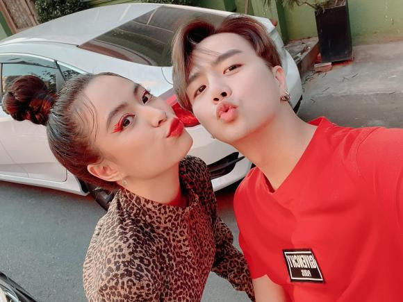 Duy Khánh vui vẻ chụp ảnh khi đi quay cùng Hoàng Thùy Linh.