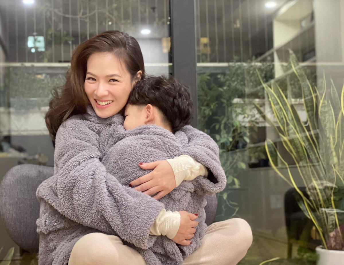 Đan Lê khoe khoảnh khắc tình cảm với con trai kèm chia sẻ: "Trong một buổi tối rất ư là thân ái! Chú bé thổ lộ muốn được như ngày xưa, chui vào bụng mẹ. Chỉ có điều dù xoay sở 4 phương, 8 hướng, chú bé vẫn cứ là thòi hết cả ra ngoài".