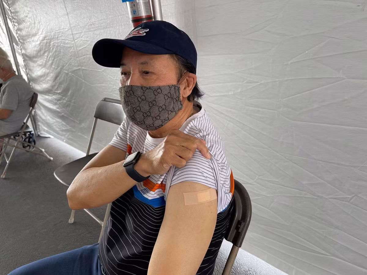 Diễn viên Gia Bảo thông báo ông nội của mình là nghệ sĩ hài Bảo Quốc đã được tiêm vắc-xin COVID-19 tại Mỹ.