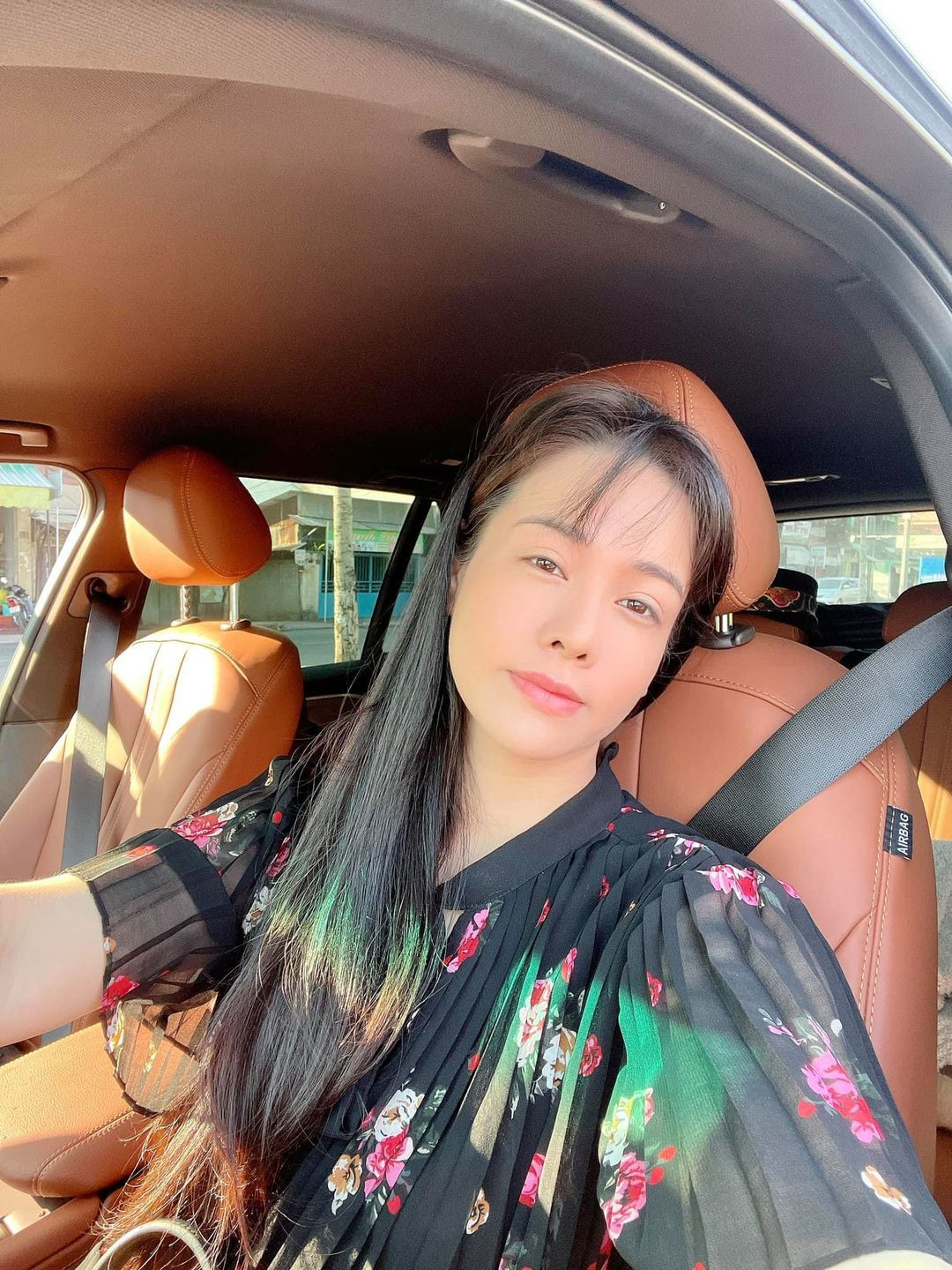 Nhật Kim Anh tự an ủi bản thân: "Có nhiều lúc cứ nghĩ mình là siêu nhân. Một mình thì đã sao? Tự đi, tự về, tự giải quyết tất cả mọi việc! Mọi thứ rồi cũng đâu vào đó, tất cả rồi cũng qua hết".