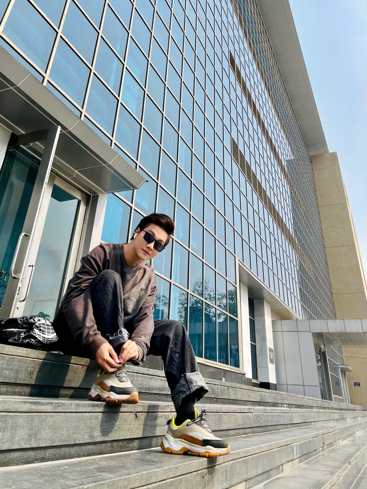 "Anh cột giầy xong anh chạy đuổi bắt em nhé, chạy đi", MC Công Tố 'thả thính'.