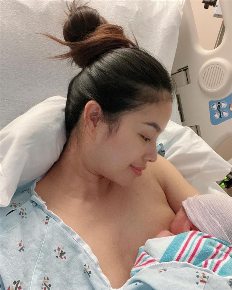 Bé Apollo - con trai Phạm Hương khi mới chào đời.