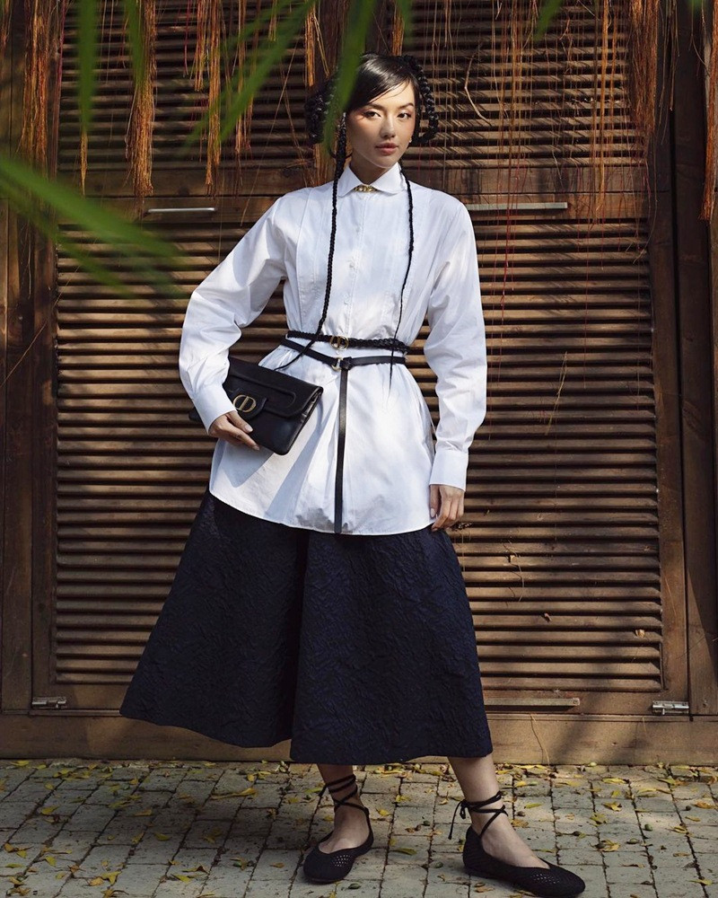 ##ss###style="text-decoration: underline;">Khánh Linh “chơi trội” với tạo hình độc đáo. Cô nàng mix áo sơ mi trắng dáng dài với quần culottes ống lớn, biến thắt lưng thành điểm “chấm phá” ấn tượng. Nàng fashionista còn chọn kiểu tóc tết lạ mắt, càng khiến chỉ số thời thượng tăng cao.