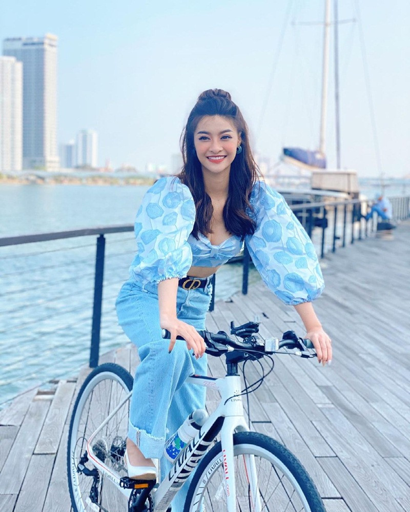 iều Loan rạng rỡ trong bộ cánh ngập tràn tông màu xanh tươi tắn. Người đẹp khéo chọn crop top tay phồng tiệp màu với quần jeans ống rộng, khoe ưu điểm về vóc dáng.