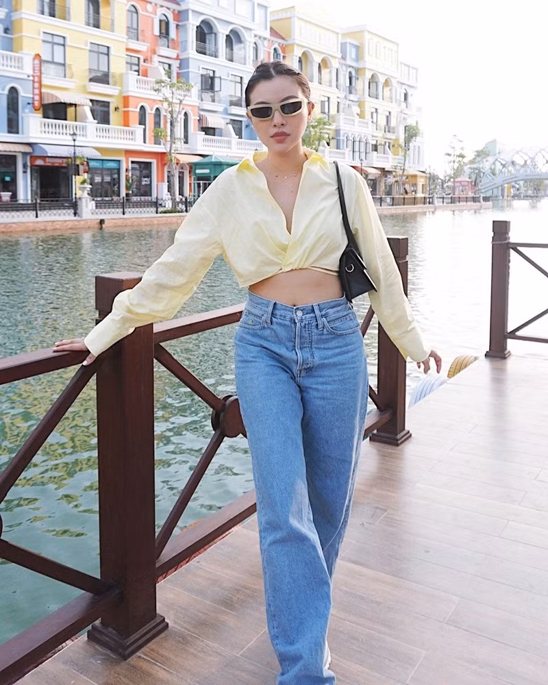 Quần jeans ống suông và sơ mi dáng crop top như Tú Hảo cũng là chiêu “hack dáng” hiệu quả. Kết hợp túi kẹp nách, mỹ nhân Việt này còn khiến trang phục trở nên sành điệu hơn đáng kể.