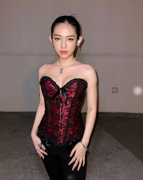 Thúy Vi khoe vòng 1 ngồn ngộn với áo corser cùng chân váy đen.