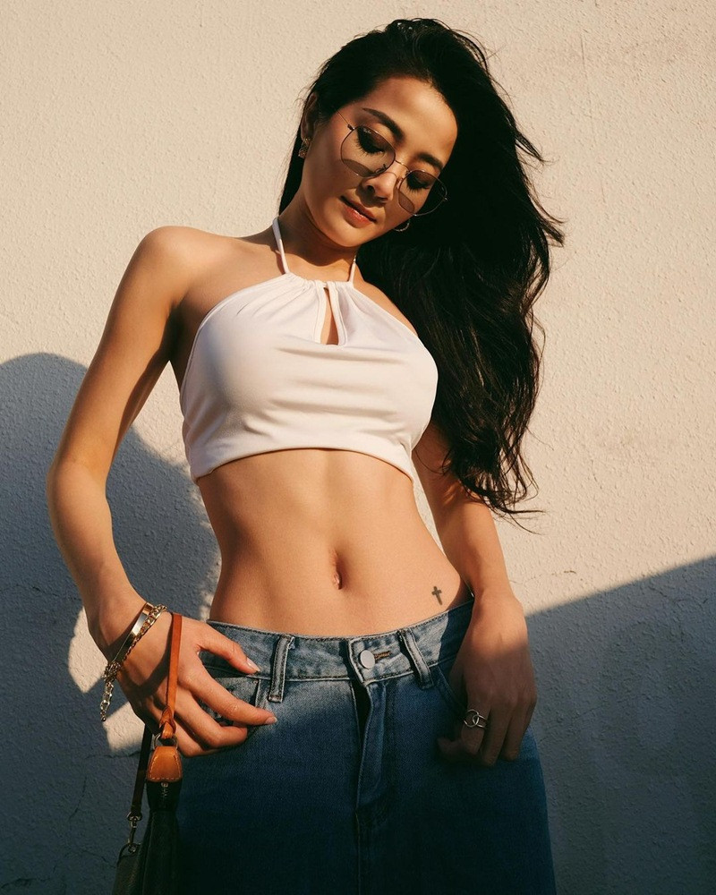 Jeans và crop top cổ yếm là cặp item “bất bại” giúp Karen Nguyễn khoe trọn vòng 2 “con kiến”, tiết lộ cơ bụng săn chắc, đáng ngưỡng mộ.