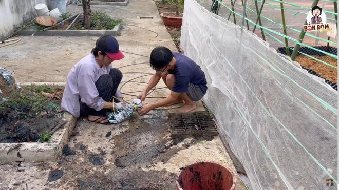 Hoai Linh tu tay moc cong: 