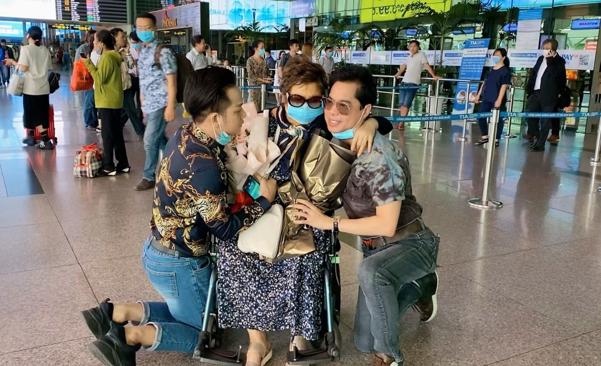 Ngoc Son suy sup, khoc sung mat trong khu cach ly vi me qua doi