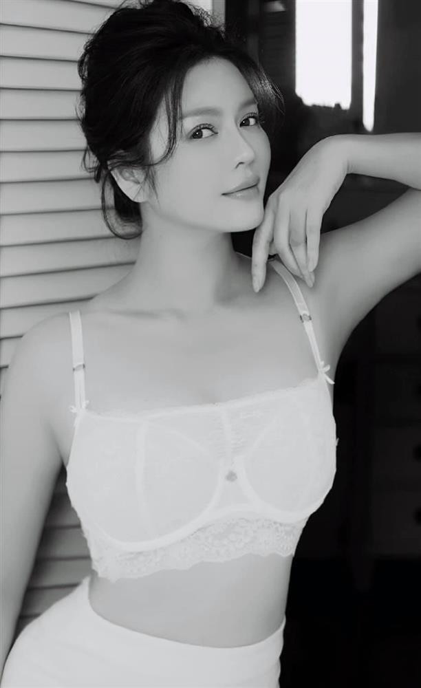 Từ trước đến nay, số lần Lý Nhã Kỳ chụp hình nội y hay bikini đếm trên đầu ngón tay. Cô thường chỉ chọn những chiếc đầm dạ hội xẻ cổ sâu khoe cặp tuyết lê căng đầy mà hiếm khi diện nội y khoe da thịt thân dưới. Đây có lẽ là lần đầu tiên, công chúng được ngắm nhìn cô diện nội y trắng gợi cảm đến vậy.