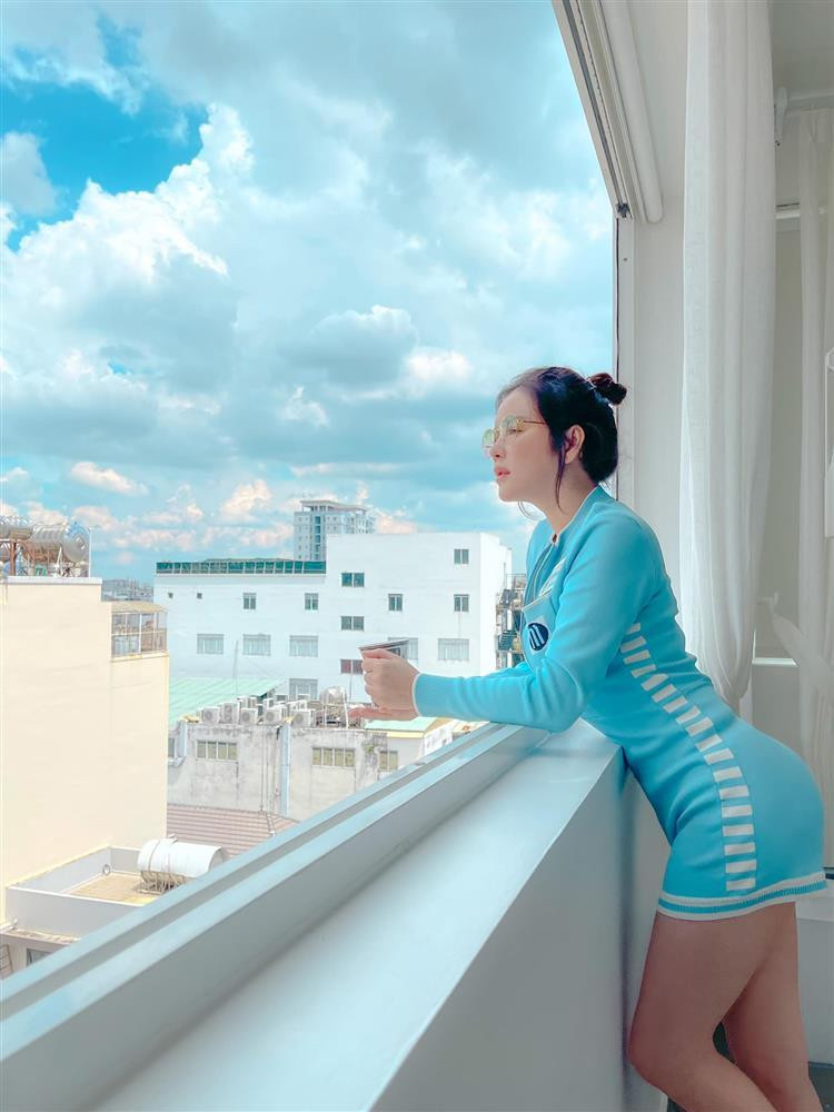 Lục lại những tấm hình khoe dáng thời gian gần đây, dân tình dễ thấy được Lý Nhã Kỳ đã "nâng" độ ngắn của trang phục lên một tầm cao mới.