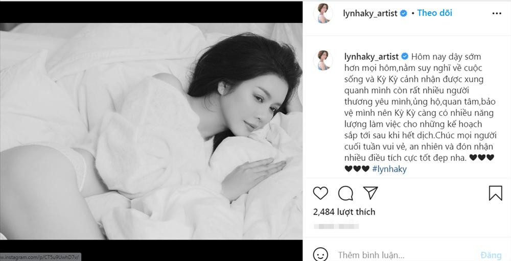 br/> Hơn 15 năm bước vào làng giải trí, Lý Nhã Kỳ được biết đến là một trong những mỹ nhân đình đám của showbiz Việt. Không chỉ sở hữu khối tài sản khủng, nữ diễn viên còn khiến nhiều người ghen tỵ bởi nhan sắc "lão hóa ngược" ở độ tuổi U40. Đáng chú ý, thời gian gần đây, cứ mỗi ngày người đẹp 8X lại nhá hàng vài tấm hình mới với độ nóng bỏng tăng theo "cấp số nhân" khiến dân tình không thể rời mắt.