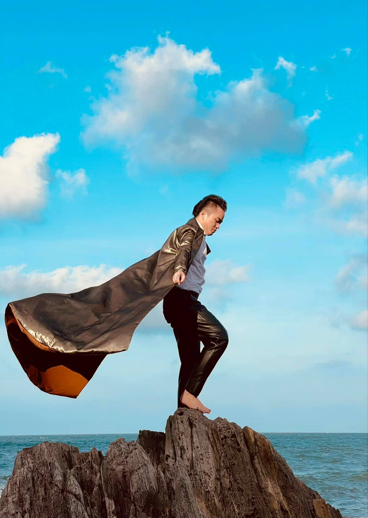 Trước biển, Tùng Dương đầy triết lý: "Con người không qua sóng gió liệu có lớn khôn?".