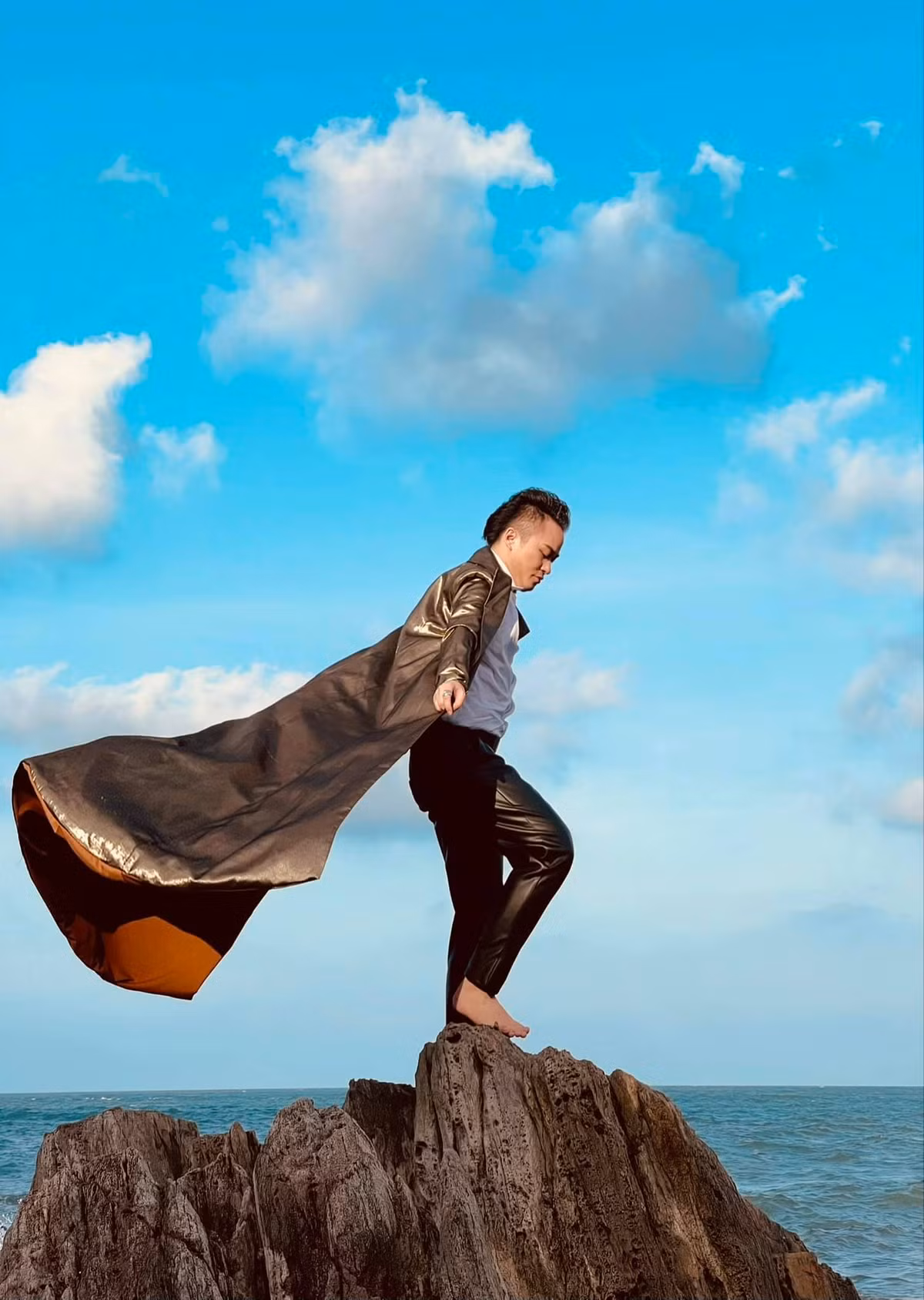 Trước biển, Tùng Dương đầy triết lý: "Con người không qua sóng gió liệu có lớn khôn?".