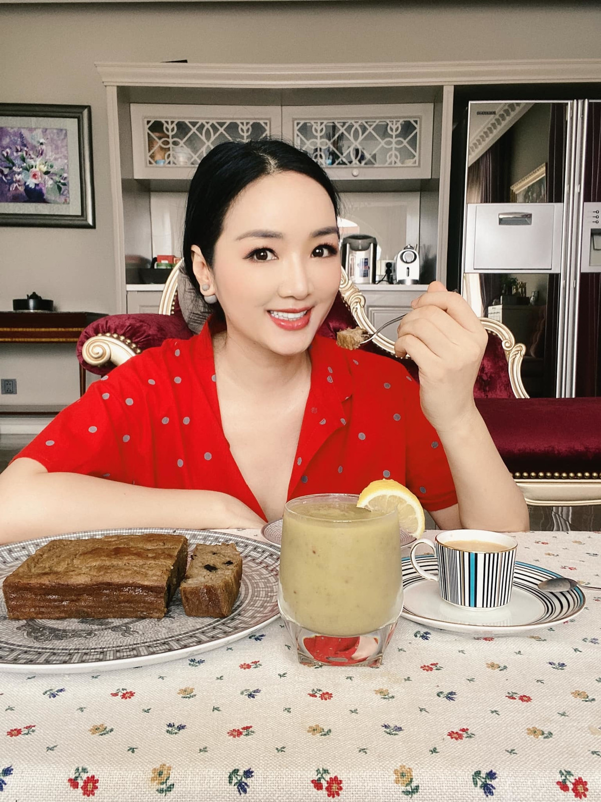 Giáng My thảnh thơi thưởng trà bánh mỗi chiều.