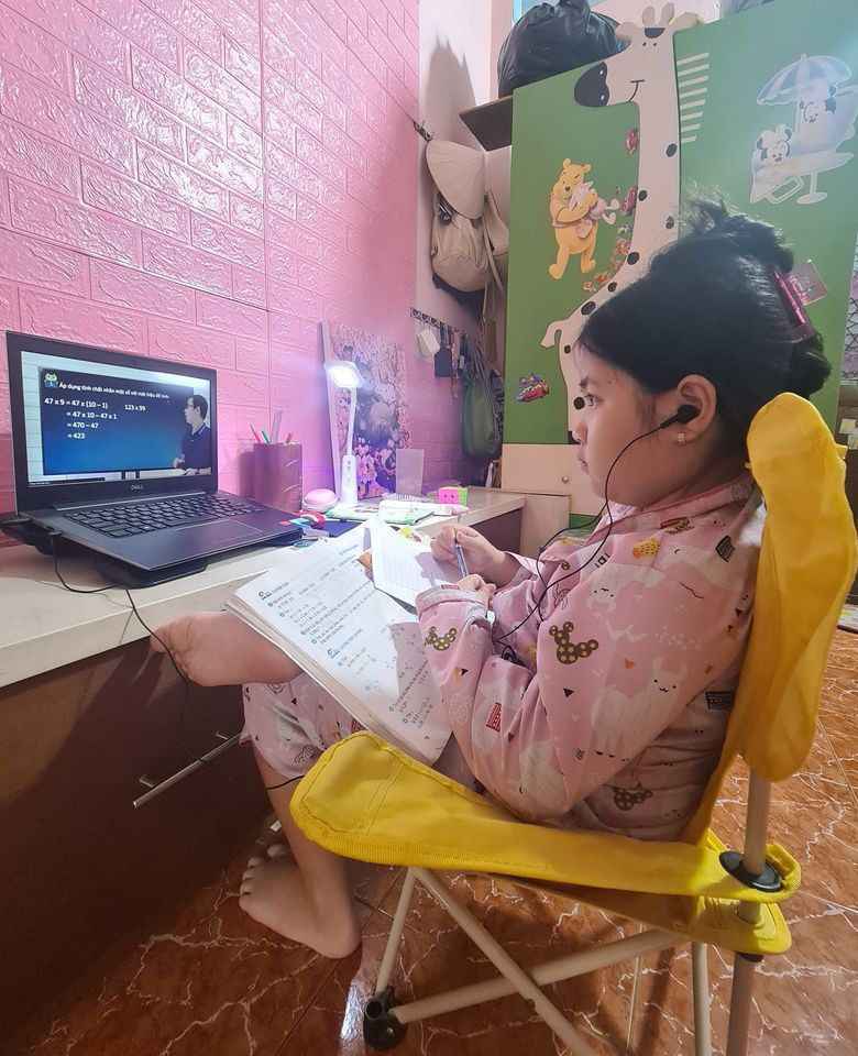 Diễn viên nhí Ngân Chi hoàn thành tốt bài thi học kỳ I.