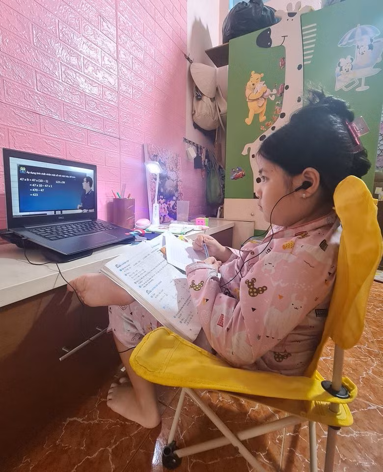 Diễn viên nhí Ngân Chi hoàn thành tốt bài thi học kỳ I.