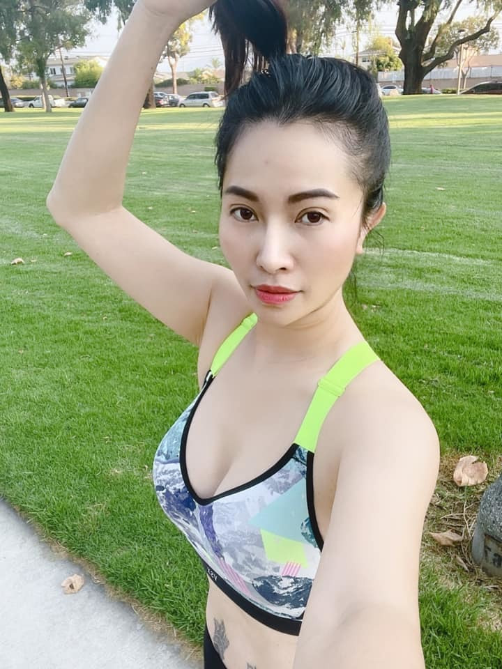 Bạn gái Phùng Ngọc Huy khoe thân hình gọn gàng.