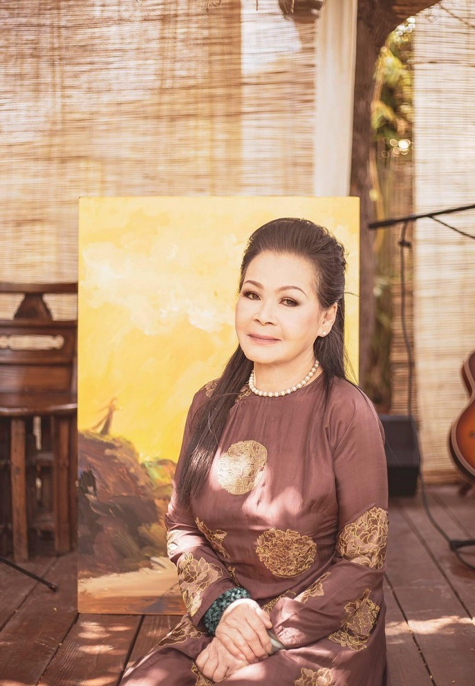 Danh ca Khánh Ly chụp ảnh lưu niệm sau một chương trình âm nhạc. Do dịch bệnh, bà phải hoãn chuyến về Việt Nam nhiều lần.