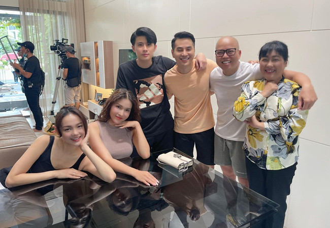 Minh Hằng, Khả Như, đạo diễn Vũ Ngọc Đãng cùng các diễn viên sau hậu trường dự án phim truyền hình mới.