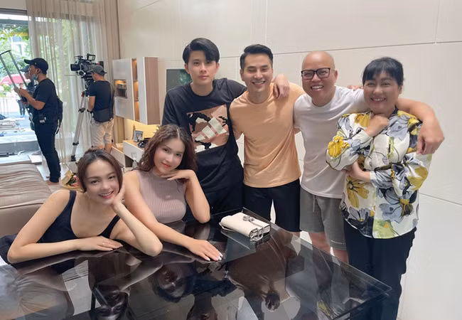 Minh Hằng, Khả Như, đạo diễn Vũ Ngọc Đãng cùng các diễn viên sau hậu trường dự án phim truyền hình mới.