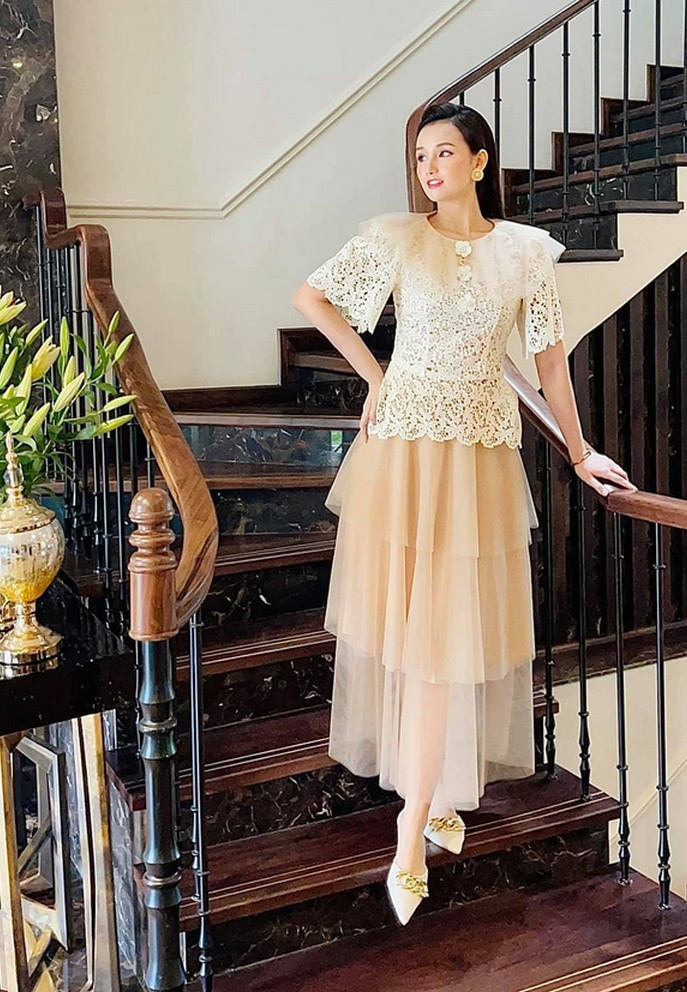 Lã Thanh Huyền được khen ngợi với phong cách cổ điển châu Âu.