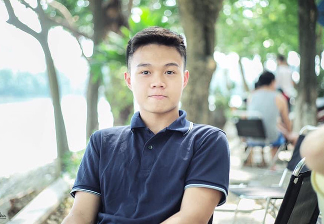 Sao Việt hôm nay 24/4: Chị Mai Hoa - bà xã cố nhạc sĩ Trần Lập chia sẻ khoảnh khắc 2 mẹ con ngồi cà phê vỉa hè ngày cuối tuần. Nhiều bạn bè, khán giả bất ngờ với vẻ ngoài cao lớn, chững chạc của cậu con trai Bình Minh. Cậu cũng có nhiều nét giống bố, đặc biệt là vẻ ngoài nam tính, niềm đam mê với bóng đá, âm nhạc.