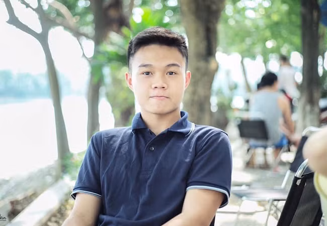 Sao Việt hôm nay 24/4: Chị Mai Hoa - bà xã cố nhạc sĩ Trần Lập chia sẻ khoảnh khắc 2 mẹ con ngồi cà phê vỉa hè ngày cuối tuần. Nhiều bạn bè, khán giả bất ngờ với vẻ ngoài cao lớn, chững chạc của cậu con trai Bình Minh. Cậu cũng có nhiều nét giống bố, đặc biệt là vẻ ngoài nam tính, niềm đam mê với bóng đá, âm nhạc.