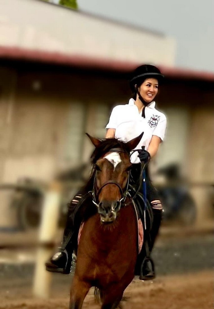 Diva Hồng Nhung phấn khích khi được tập luyện bộ môn cưỡi ngựa.