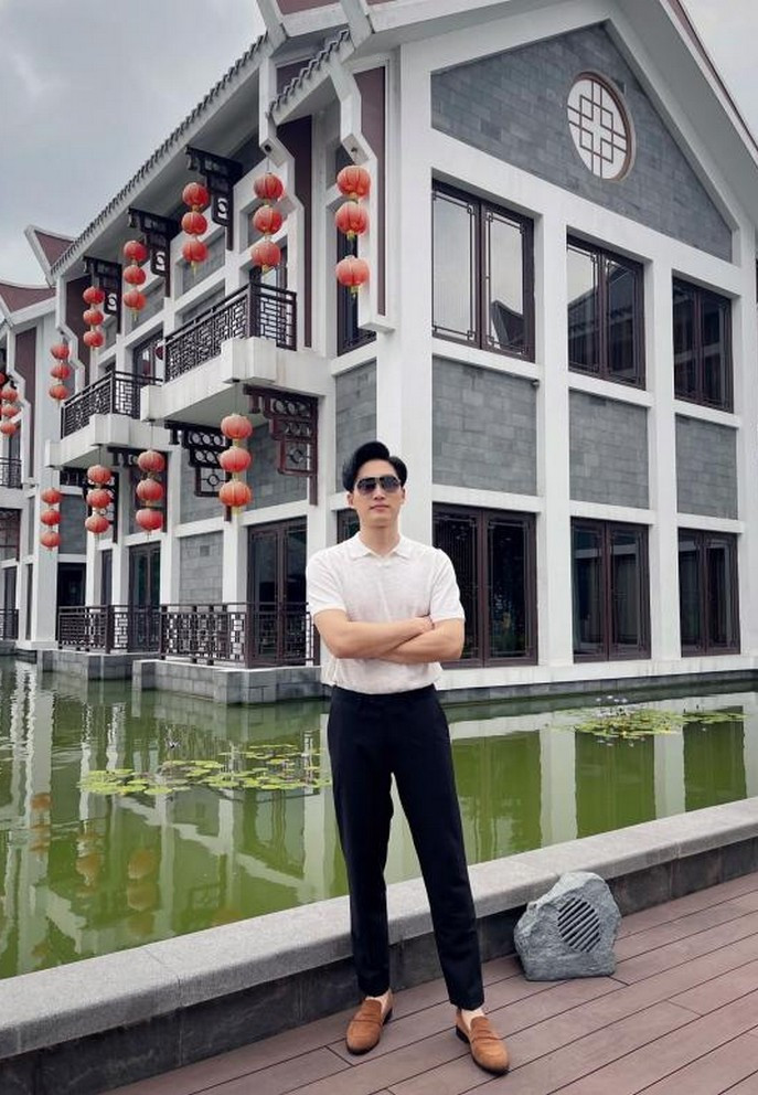 Đình Tú "Hướng dương ngược nắng" điển trai với trang phục lịch sự. "Nhìn xa thì thấy khó gần. Vào gần lại thấy khó xa", anh "thả thính".