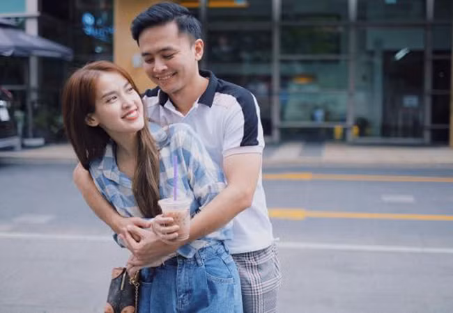 Vợ chồng diễn viên Văn Anh - Tú Vi thảnh thơi xuống phố ngày cuối tuần.