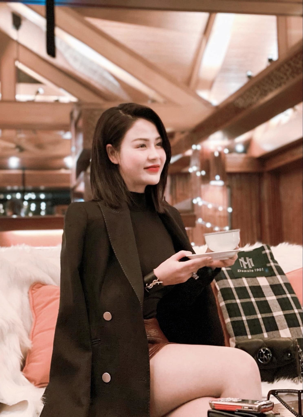 Bà mẹ một con diện đồ sexy và hợp mốt kết hợp với những mắt kính sành điệu khi đi cafe ở những địa điểm sang chảnh.