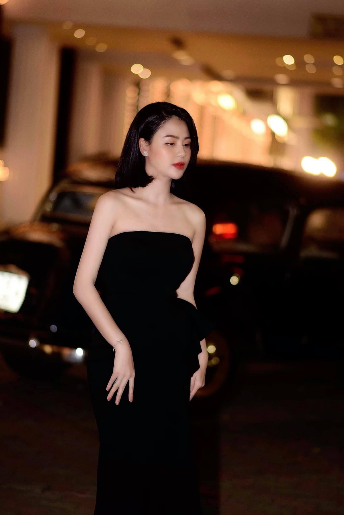 ##ss###style="font-size: 16px;">Lương Thu Trang gần như có thể chinh phục mọi loại trang phục với những chất liệu và phong cách khác nhau. Tuy cầu kỳ trong lựa chọn phục trang và phụ kiện nhưng nữ diễn viên 9X luôn chọn những kiểu tóc đơn giản mỗi khi xuất hiện. 