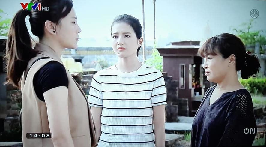 Những hình ảnh ở phần 2 Hương vị tình thân hé lộ cảnh bà Bích thuyết phục Nam ở lại ăn giỗ ông Tuấn. Có lẽ sau nhiều sự cố Nam đã ra ở riêng. Tuy nhiên điều đáng chú ý là cô gái đứng giữa chính là Diệp giờ đây đã lột xác hoàn toàn, chỉ có thể nhận ra nhờ chiếc nốt ruồi quen thuộc.