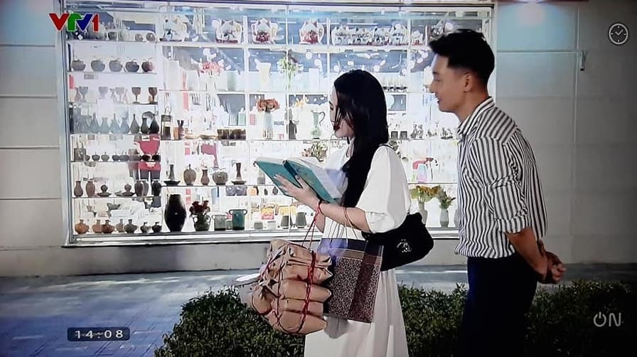 Đoạn phim còn hé lộ hình ảnh tình tứ của Long với bạn gái mới.