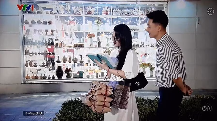 Đoạn phim còn hé lộ hình ảnh tình tứ của Long với bạn gái mới.