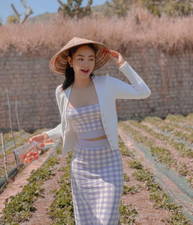 Set váy áo nhẹ nhàng, xinh trẻ hoạ tiết kẻ ô được Minh Hằng khéo mix thêm cardigan màu trắng bên ngoài ton sur ton.