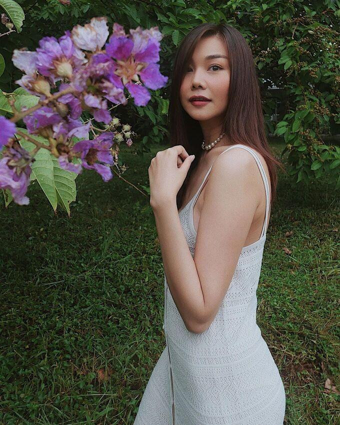 Thanh Hằng mang vẻ dịu dàng, cổ điển với váy hai dây len mỏng, tạo điểm nhấn bằng hàng cúc phía trước và đeo thêm dây chuyền ngọc trai.