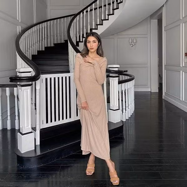 Tăng Thanh Hà cùng 1 cách tạo dáng với 2 gam màu sắc khác nhau nhưng lại đồng chất liệu len mềm mại và siêu tôn dáng.