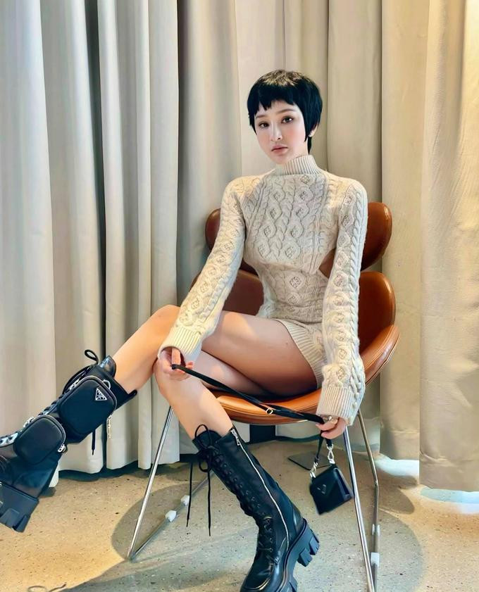 Thời tiết nóng nực chẳng thể ngăn Hiền Hồ sắm chiếc váy ôm dáng, cao cổ có chất liệu len vặn thừng và màu be nhẹ nhàng. Không chỉ diện đồ len ấm áp, nữ ca sĩ còn mix với boots hầm hố mới toanh của Prada.