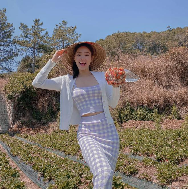 Cũng là kiểu váy len ôm nhưng ca sĩ Minh Hằng lại mang đến vẻ ngoài dễ thương, nữ tính trong 1 set đồ khác.