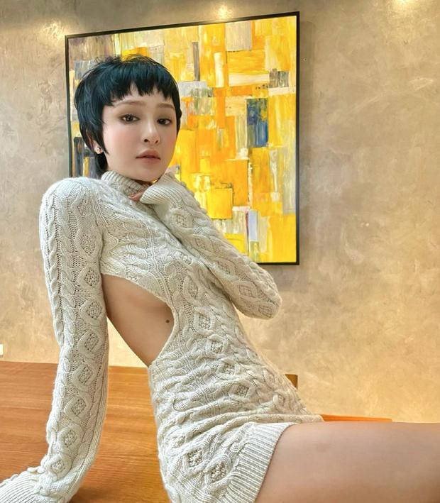 Chiếc váy len tưởng như khá kín đáo nhưng trong một bức ảnh chụp nghiêng, chi tiết khoét ngay trên eo, lộ chân ngực nửa kín nửa hở của cô nàng đã gây chú ý. Đây cũng chính là "vũ khí" gợi cảm để Hiền Hồ khoe "điểm vàng" cơ thể là vòng eo con kiến.