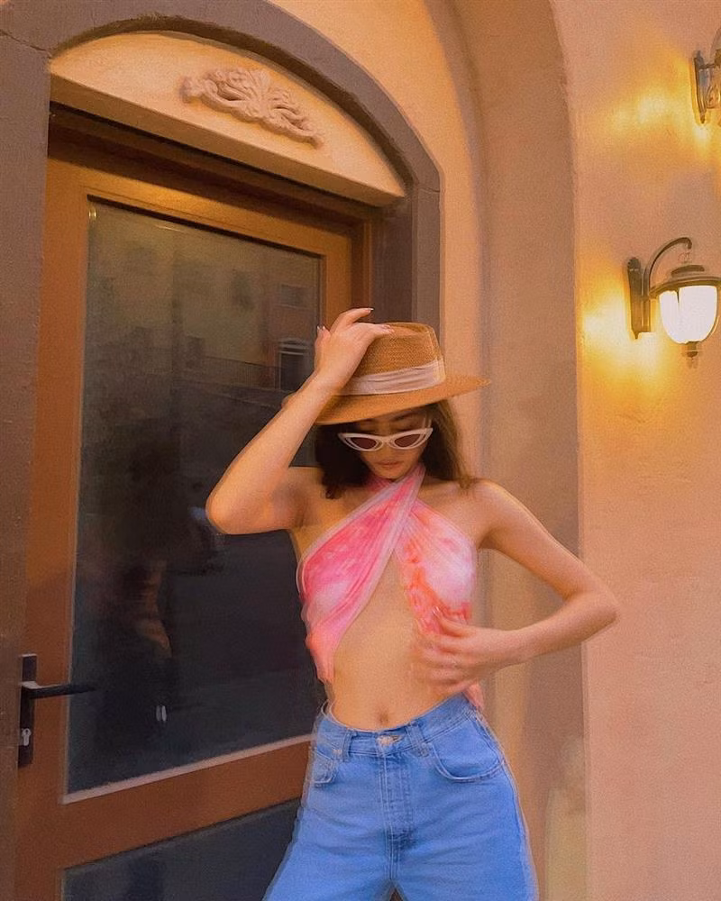 Chiếc khăn lụa được F5 thành áo yếm kết hợp quần jeans giúp Hoa hậu thế giới Việt Nam 2019 phô diễn triệt để phong cách phóng khoáng, gợi cảm.