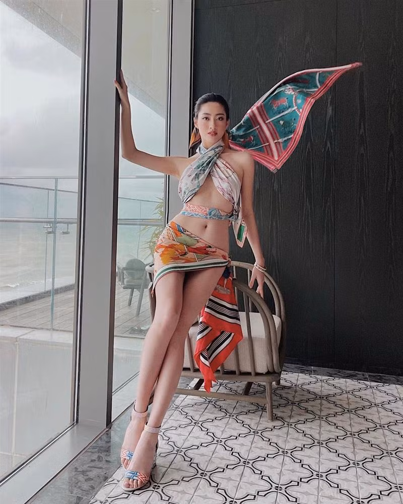 Vòng eo con kiến, dáng vóc nuột nà của Lương Thùy Linh được tôn lên hết mức trong bộ đồ làm hoàn toàn từ khăn lụa.