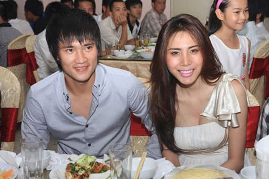 Đến năm 2014, Thủy Tiên chuyển hẳn sang hình tượng quý phái, sang trọng sau khi trở thành vợ của danh thủ Công Vinh.