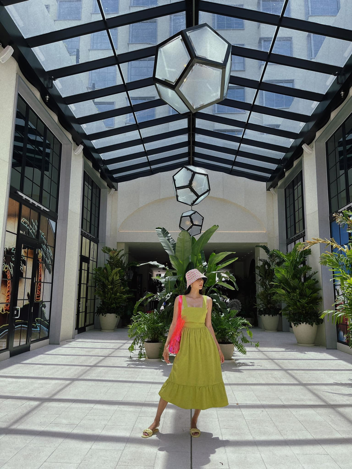 Cựu mẫu Ngọc Quyên mình hạc sương mai.