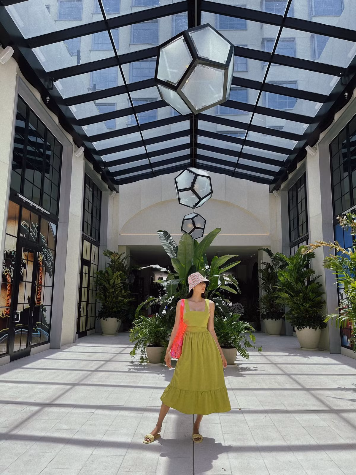 Cựu mẫu Ngọc Quyên mình hạc sương mai.